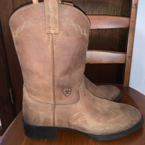 Mens Ariat boots. Great condition, nearly new. Size 9.
